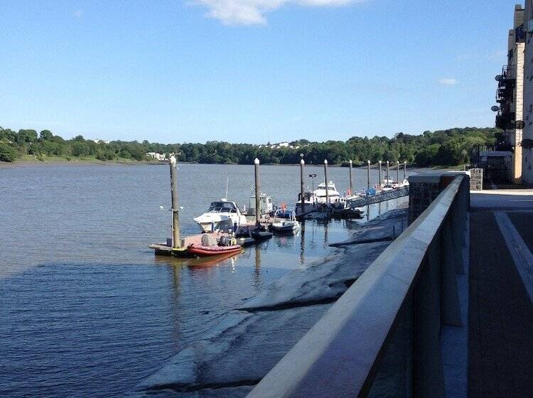 هتل Waterford Marina