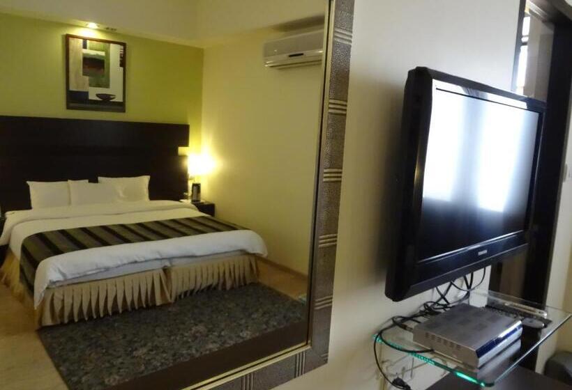 Chateau Windsor Hotel   Marine Drive