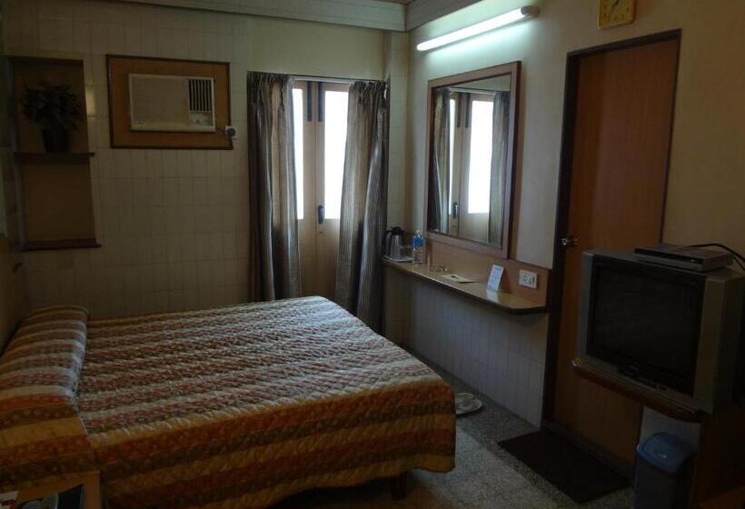 Chateau Windsor Hotel   Marine Drive