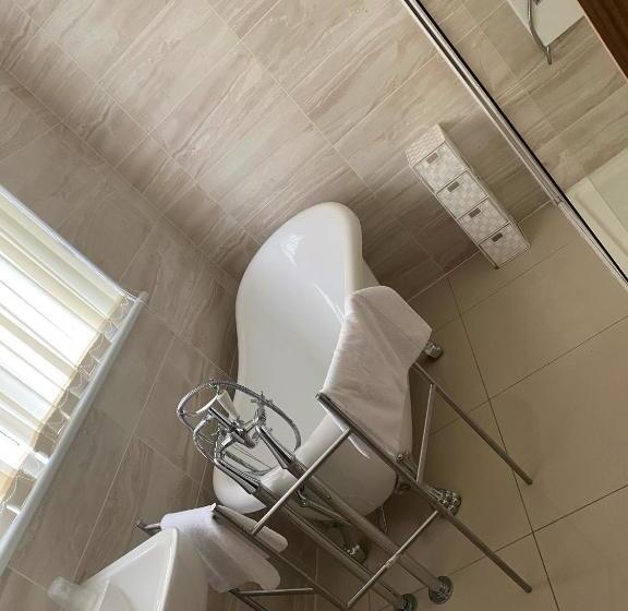 Crowwood Hotel And Alba Restaurant