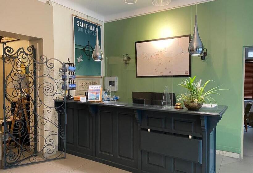 ホテル Ajoncs D Or