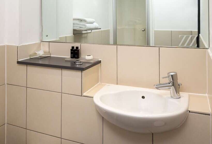 בית מלון כפרי Roomzzz Leeds City West