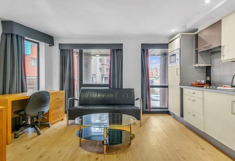 בית מלון כפרי Roomzzz Leeds City West