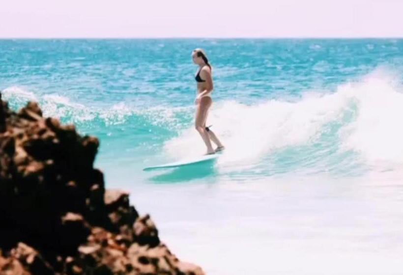 Отель Byron Lakeside Holiday Apartments