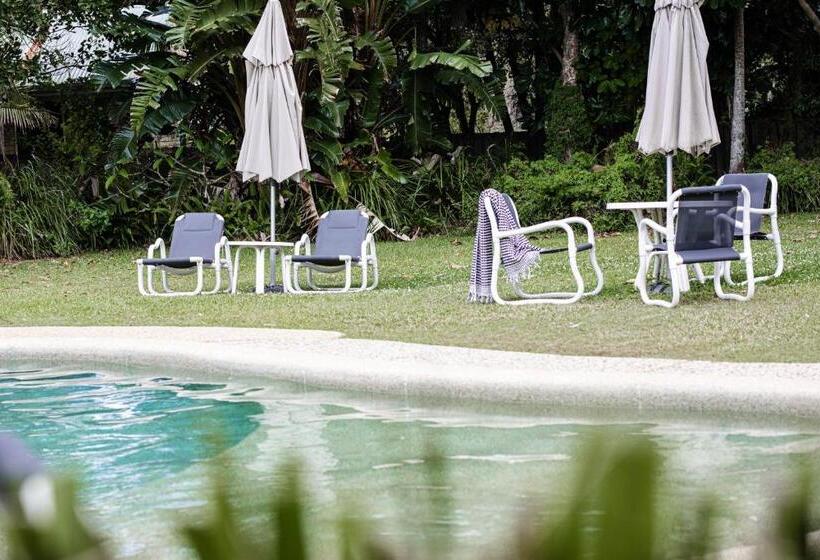 Отель Byron Lakeside Holiday Apartments