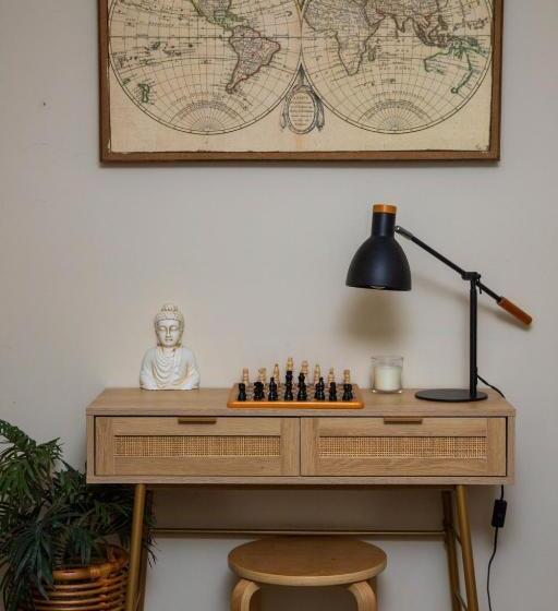 Отель Byron Lakeside Holiday Apartments