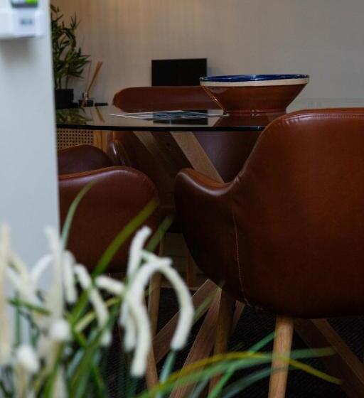 Отель Byron Lakeside Holiday Apartments