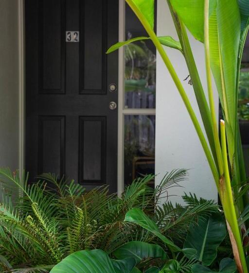 هتل Byron Lakeside Holiday Apartments