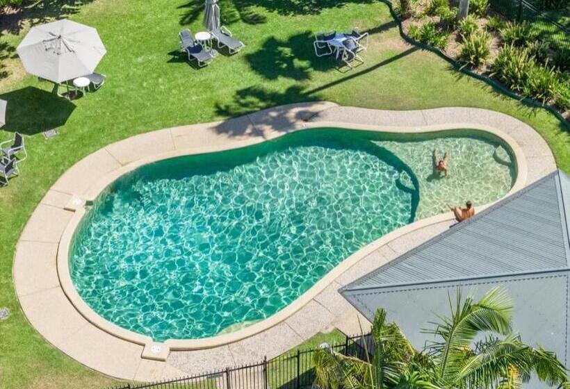 هتل Byron Lakeside Holiday Apartments