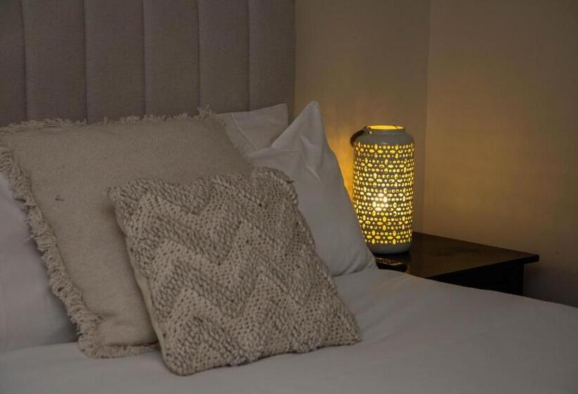 هتل Byron Lakeside Holiday Apartments