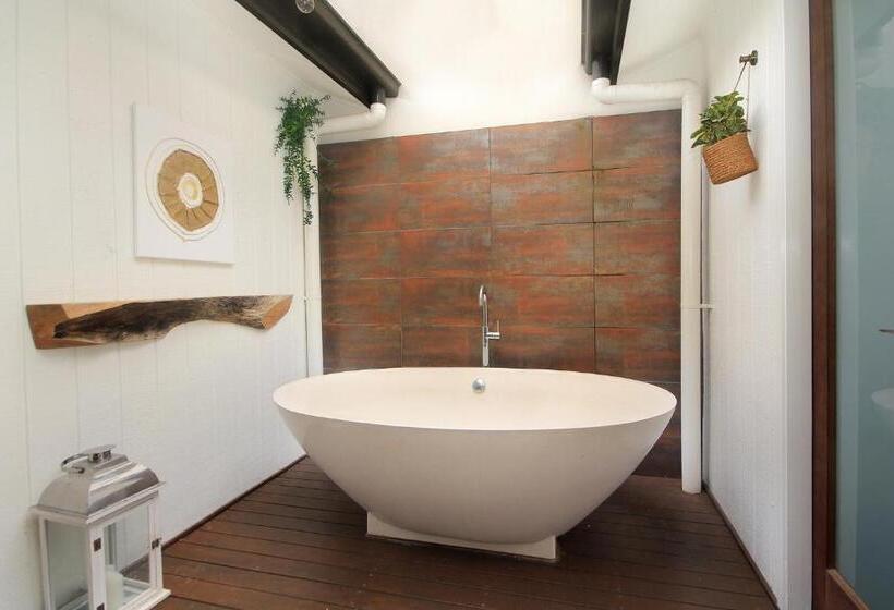 Отель Byron Lakeside Holiday Apartments