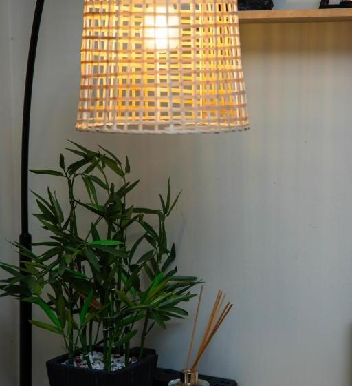 هتل Byron Lakeside Holiday Apartments