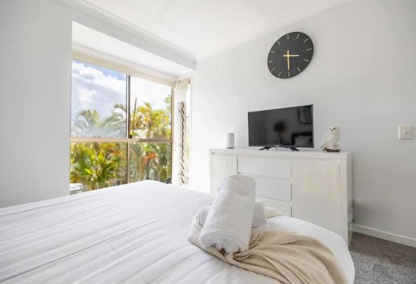 Отель Byron Lakeside Holiday Apartments