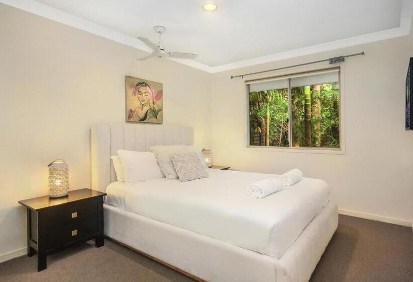 Отель Byron Lakeside Holiday Apartments