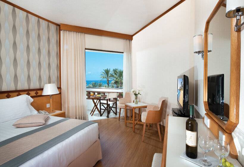 Отель Constantinou Bros Pioneer Beach