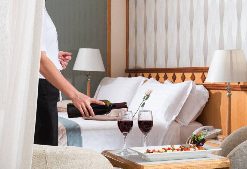 Отель Constantinou Bros Pioneer Beach