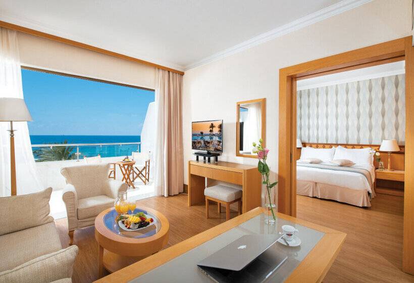 Отель Constantinou Bros Pioneer Beach