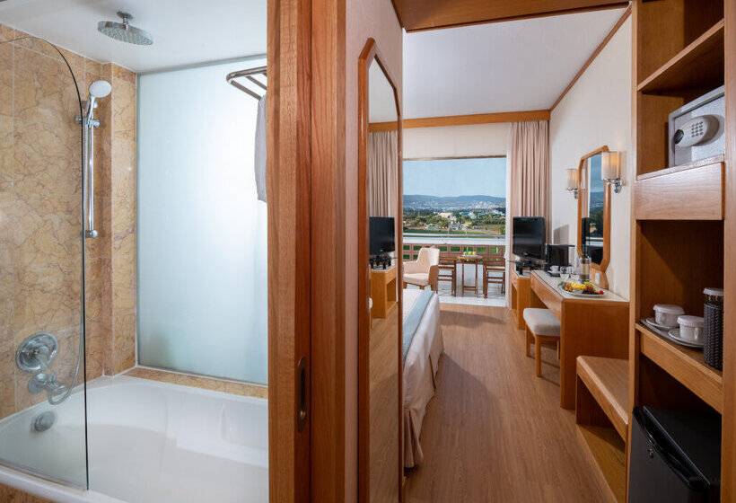 Отель Constantinou Bros Pioneer Beach