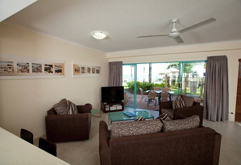 酒店 Coral Sands Beachfront Resort