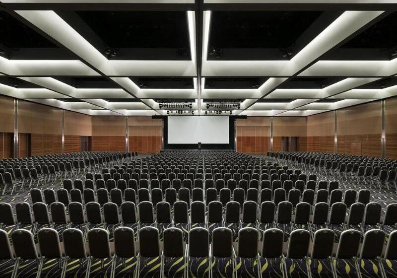 Отель Crown Promenade Perth