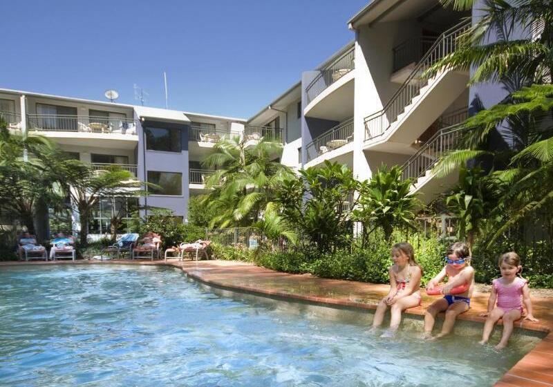 هتل Flynns Beach Resort