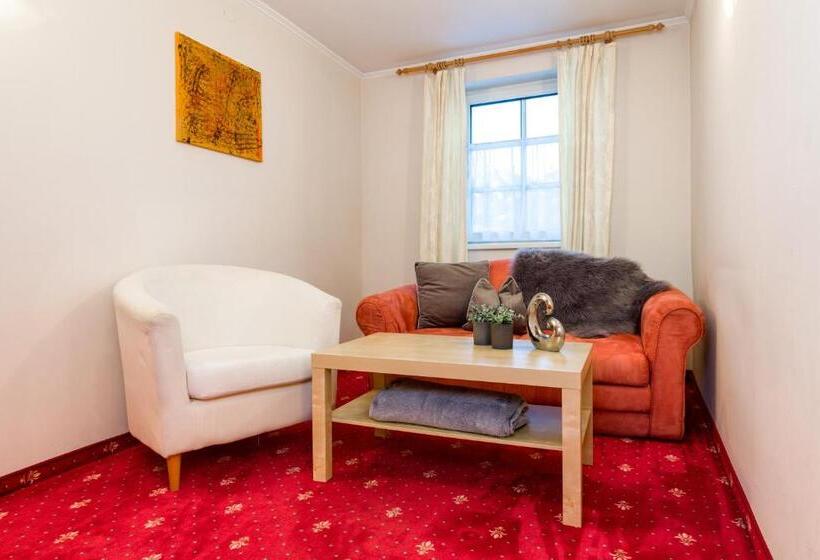 בית מלון כפרי Goldener Hirsch