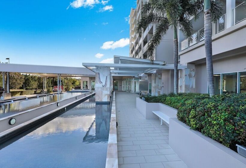 Отель Pelican Waters Golf Resort