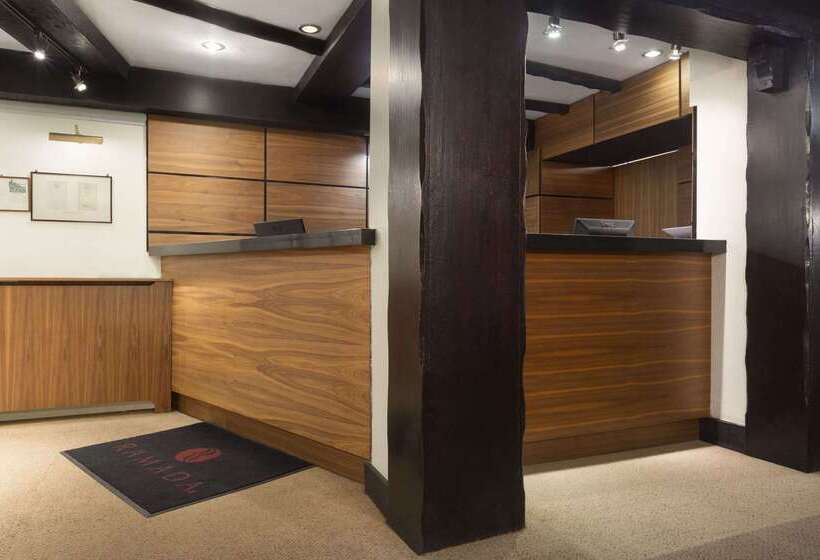 Отель Ramada By Wyndham Crawley Gatwick