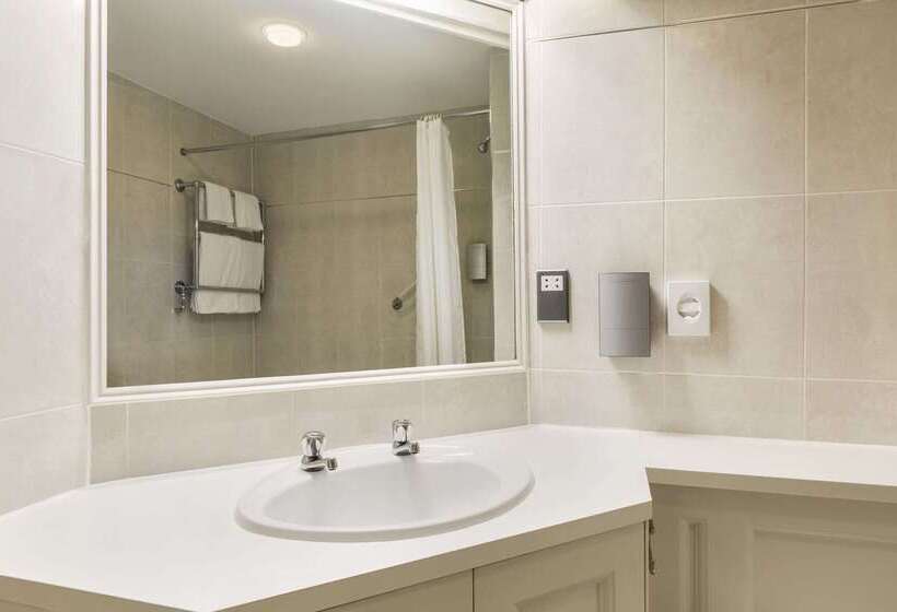 Отель Ramada By Wyndham Crawley Gatwick