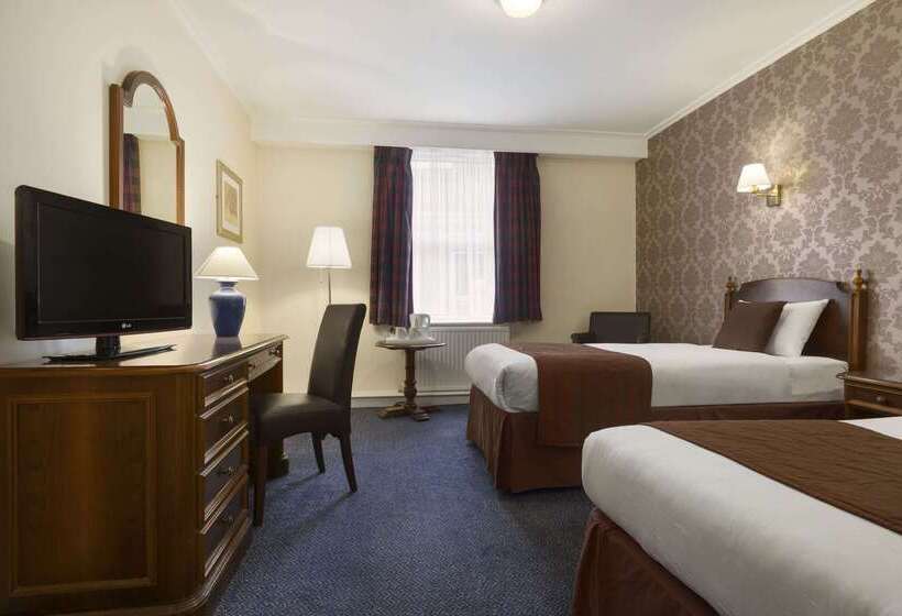 Отель Ramada By Wyndham Crawley Gatwick