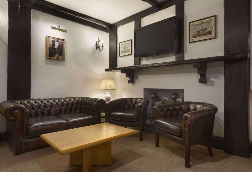 Отель Ramada By Wyndham Crawley Gatwick