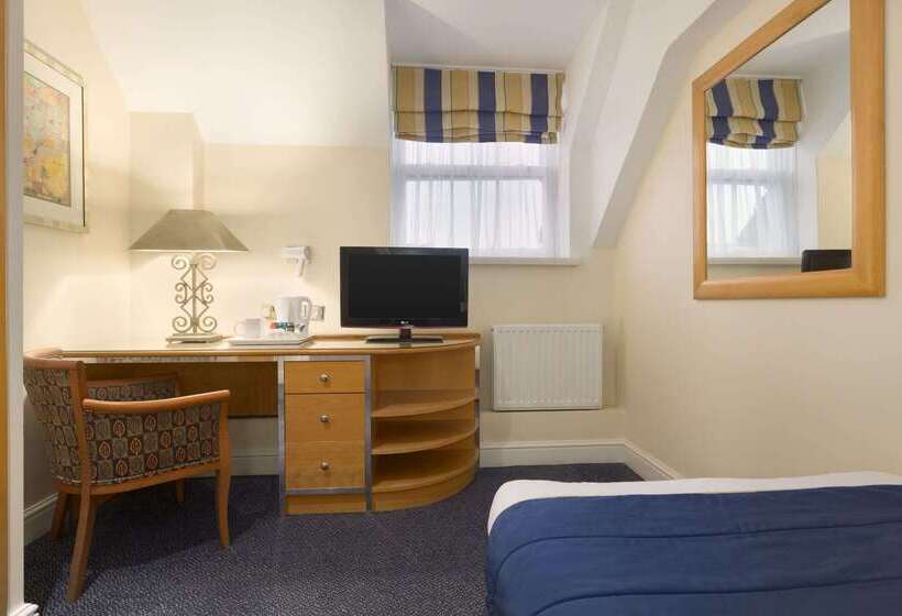 Отель Ramada By Wyndham Crawley Gatwick