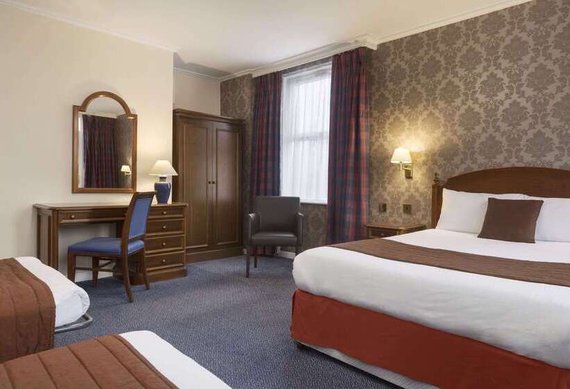 Отель Ramada By Wyndham Crawley Gatwick