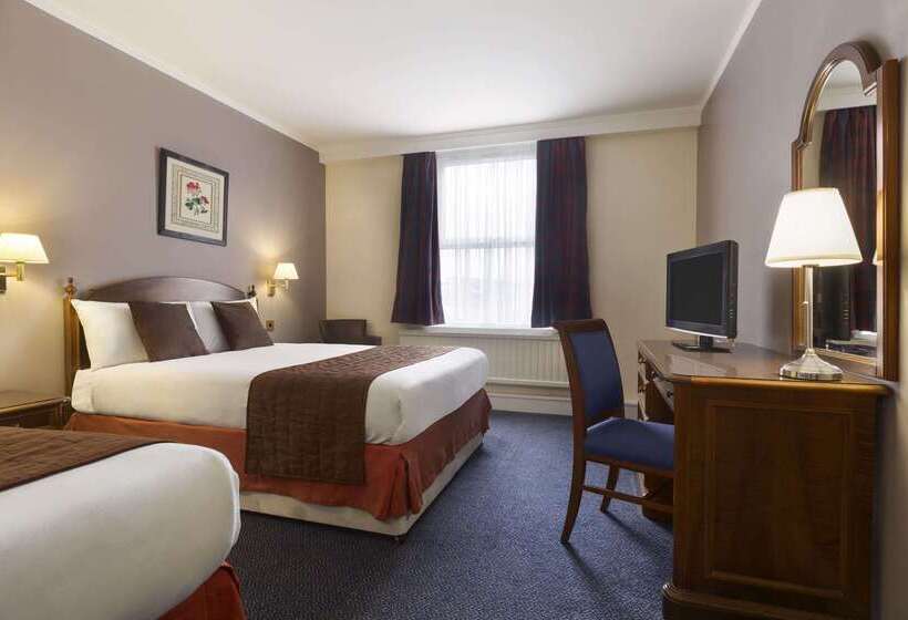 Отель Ramada By Wyndham Crawley Gatwick