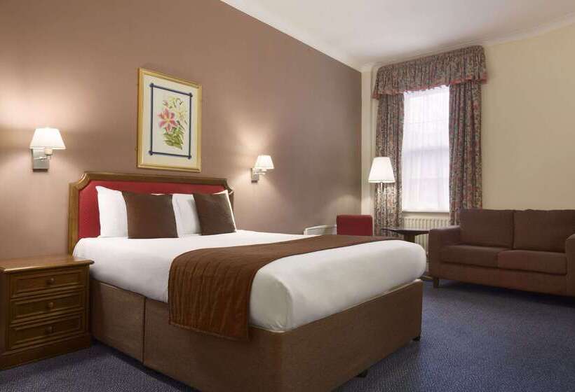 Отель Ramada By Wyndham Crawley Gatwick