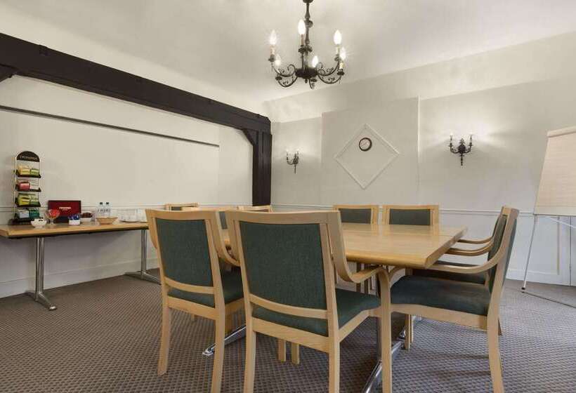 Отель Ramada By Wyndham Crawley Gatwick