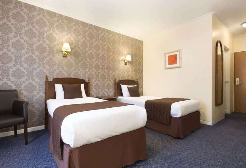 Отель Ramada By Wyndham Crawley Gatwick