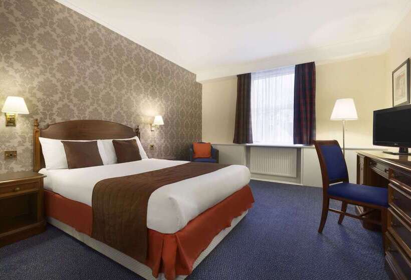 Отель Ramada By Wyndham Crawley Gatwick