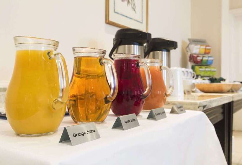 Отель Ramada By Wyndham Crawley Gatwick