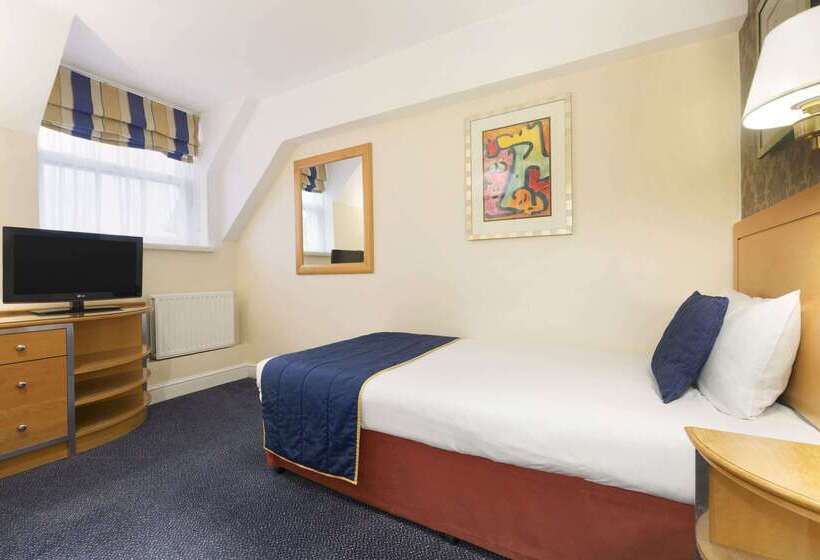 Отель Ramada By Wyndham Crawley Gatwick