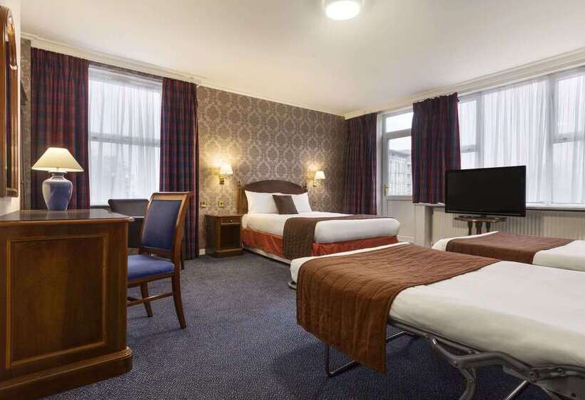 Отель Ramada By Wyndham Crawley Gatwick