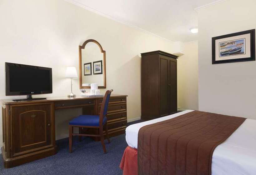 Отель Ramada By Wyndham Crawley Gatwick