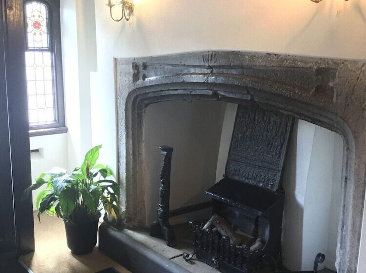 Отель Ramada By Wyndham Crawley Gatwick