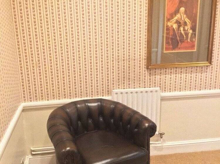 Отель Ramada By Wyndham Crawley Gatwick