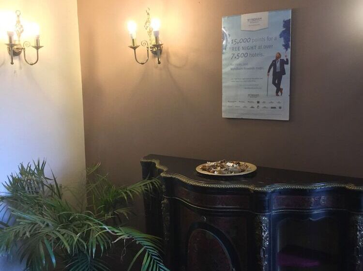 Отель Ramada By Wyndham Crawley Gatwick