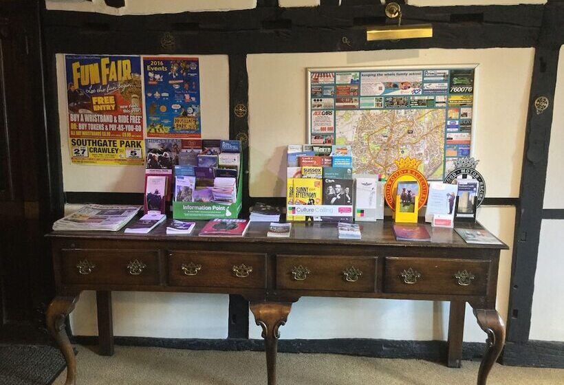 Отель Ramada By Wyndham Crawley Gatwick