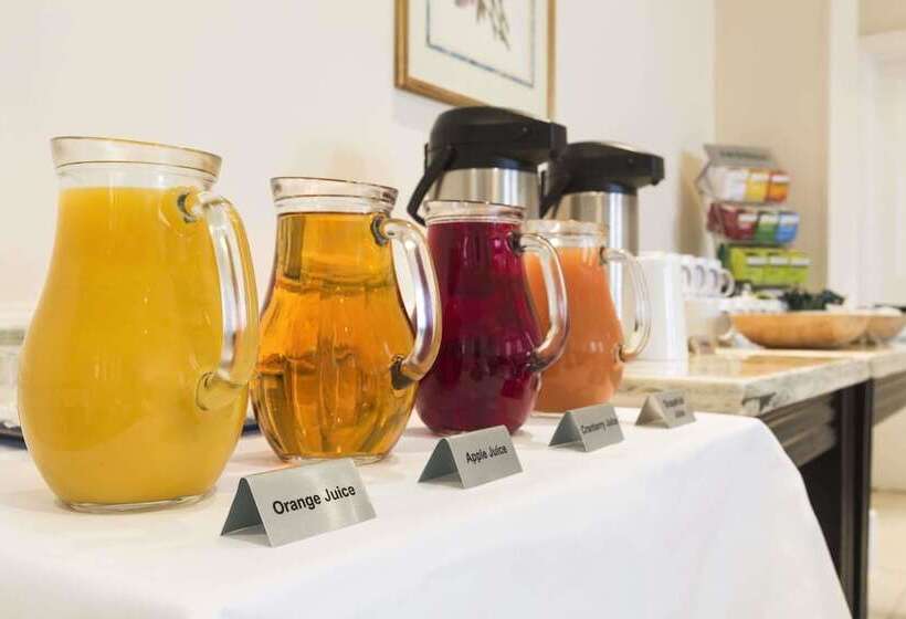 Отель Ramada By Wyndham Crawley Gatwick