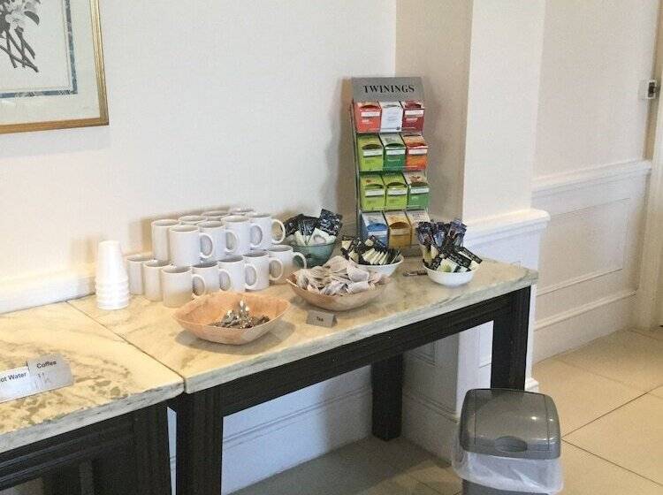 Отель Ramada By Wyndham Crawley Gatwick