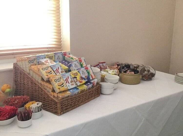 Отель Ramada By Wyndham Crawley Gatwick