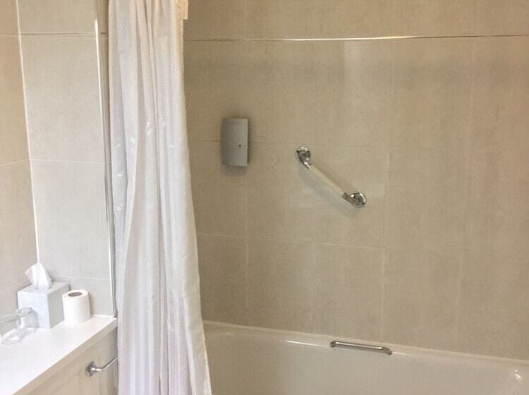 Отель Ramada By Wyndham Crawley Gatwick